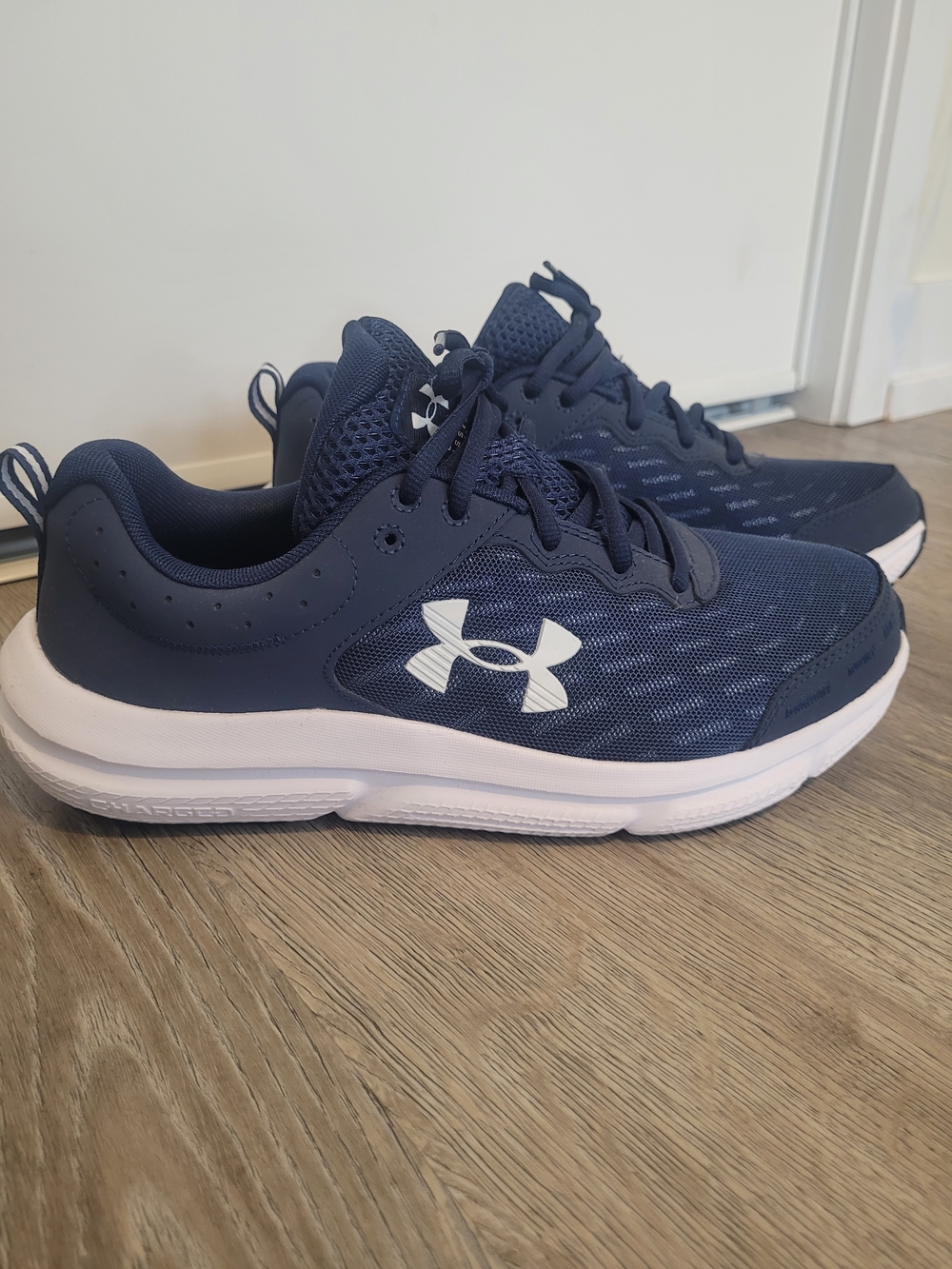 BNWT Under Armour Charged Assert 10 Men's Navy and White Sneakers, Size 9